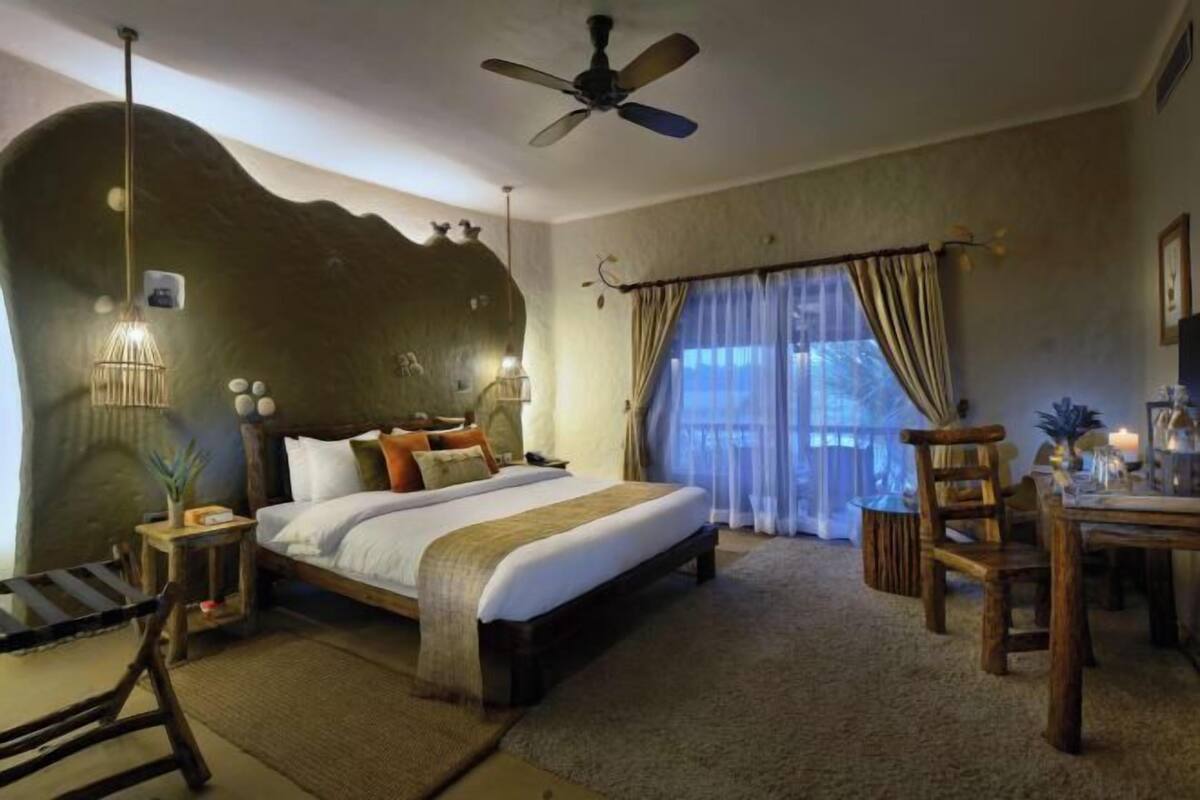 In-room safe, desk, laptop workspace, soundproofing