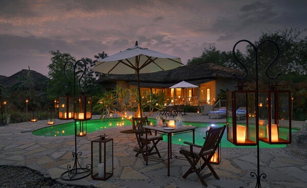 Breakfast, lunch, dinner served; international cuisine  - Barahi Jungle Lodge (Meghauli)