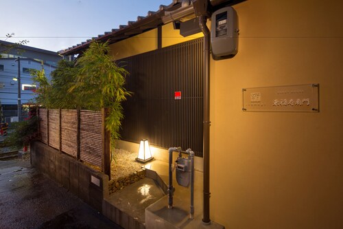 施設の正面 (日没後)