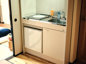 Refrigerador, microondas, placa de cocina, tetera/pava eléctrica