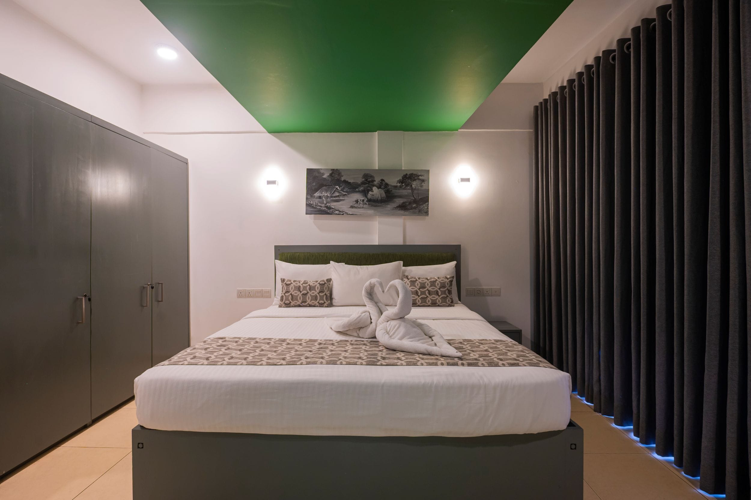 ห้องดีลักซ์ดับเบิล | เครื่องนอนระดับพรีเมียม, ตู้นิรภัยในห้องพัก, โต๊ะทำงาน