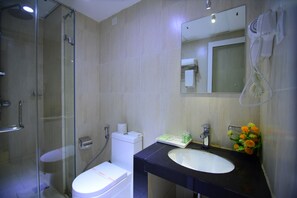 Deluxe Double Room | Bathroom | Shower, free toiletries, hair dryer, towels - Thilhara Colombo (Colombo)