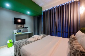Habitación Deluxe doble | Ropa de cama de alta calidad, caja fuerte, escritorio