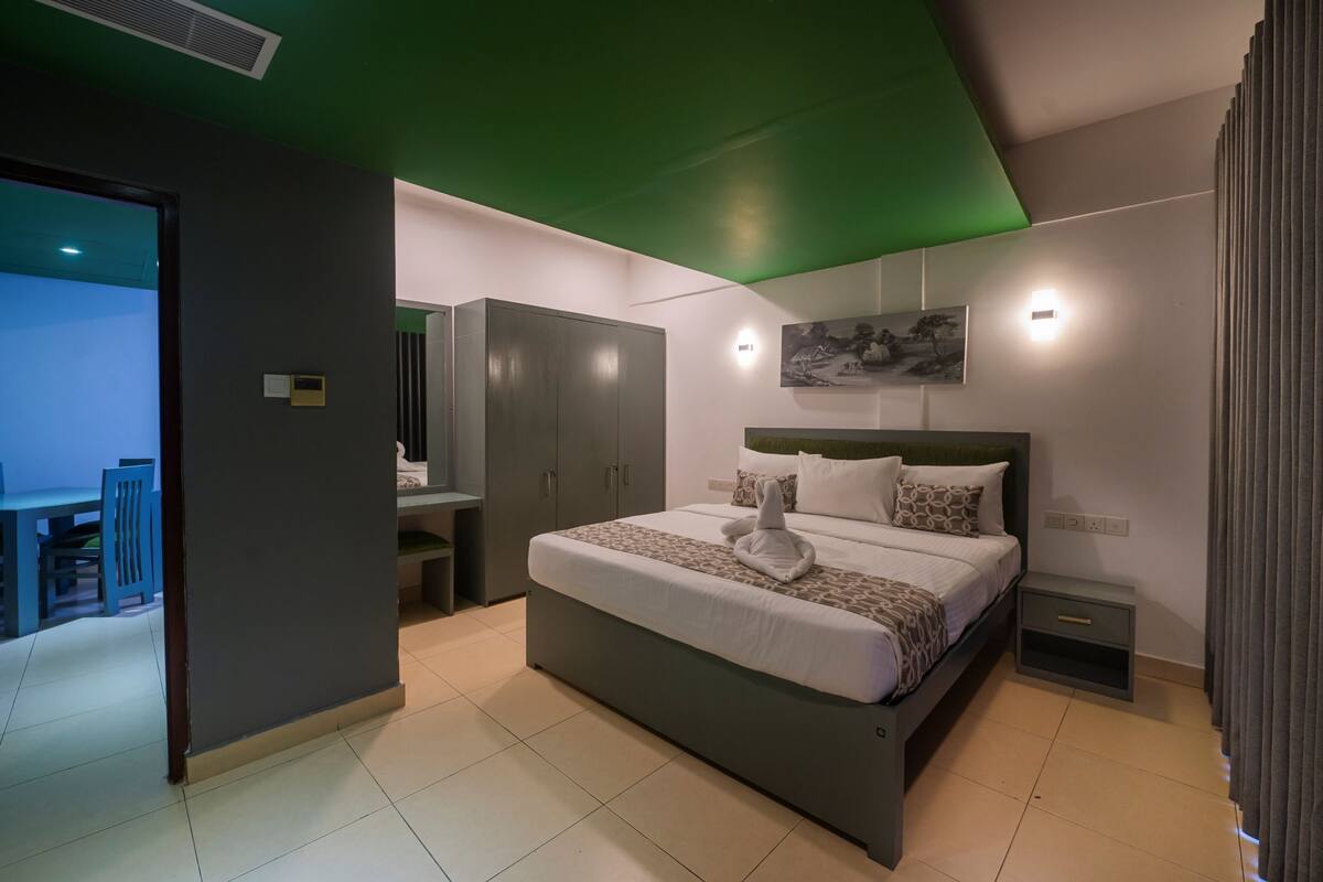 Premium bedding, in-room safe, desk, laptop workspace