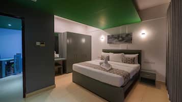 Premium bedding, in-room safe, desk, laptop workspace