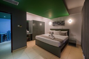 Premium bedding, in-room safe, desk, laptop workspace