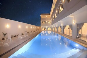 Outdoor pool, sun loungers - Coron Bluewave Hotel (Coron)