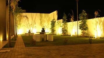 Breakfast, lunch, dinner served; local and international cuisine