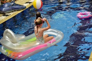 Piscina a l'aire lliure i gandules 