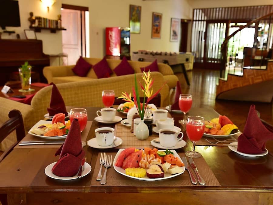 Colazione completa, servita tutte le mattine (10 USD a persona)