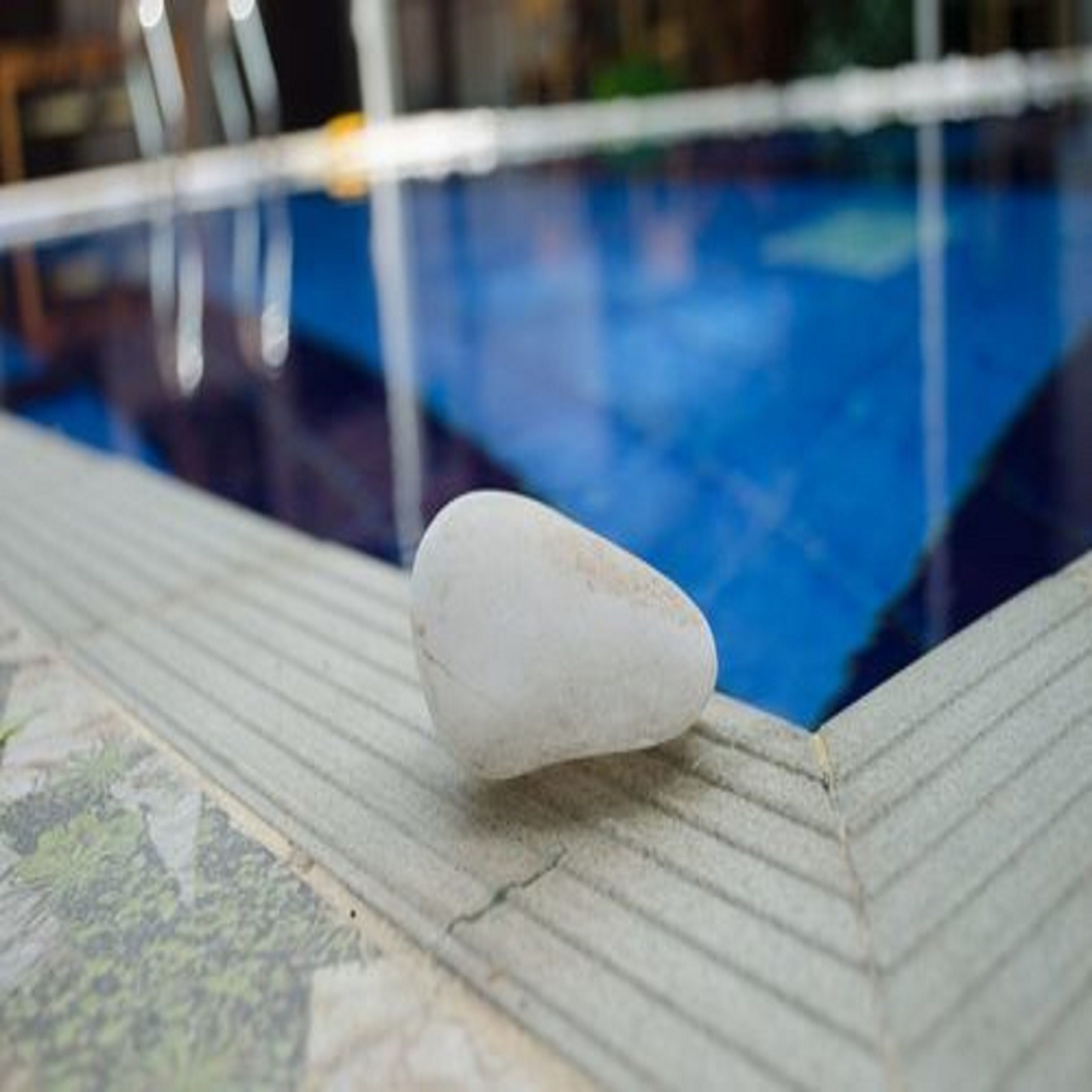 Una piedra al borde de una piscina.