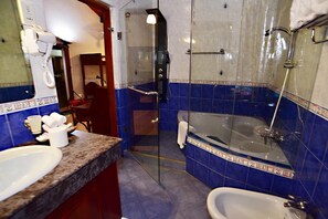 Luxe vierpersoonskamer, meerdere bedden, privébadkamer | Badkamer | Gratis toiletartikelen, een haardroger, badjassen, handdoeken
