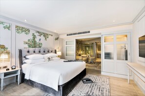 The Living Suite | Minibar, in-room safe, desk, blackout curtains - The Salil Sukhumvit 57 - Thonglor (Bangkok)