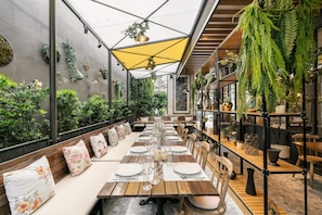 Déjeuner, dîner et souper servis sur place; cuisine internationale