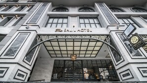 The SALIL HOTEL with a modern facade, large arched entrance, and a prominent chandelier. - The Salil Sukhumvit 57 - Thonglor (Bangkok)