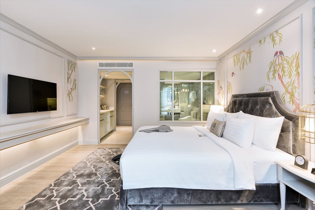 Deluxe Suite | Minibar, in-room safe, desk, blackout curtains