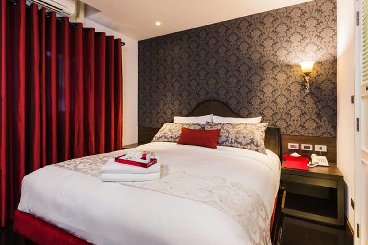 Deluxe King Room | In-room safe, desk, free WiFi