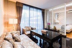 Penthouse Suite King bed | リビング エリア | 32 インチのLED テレビ (衛星放送視聴可)、テレビ