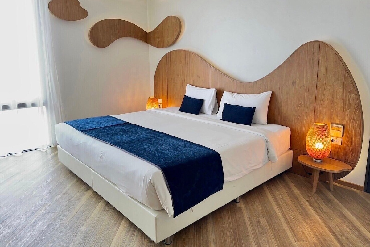 Deluxe Double Room, 1 Double Bed | 1 bedroom, in-room safe, desk, rollaway beds