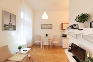 Family Double Room, 2 Bedrooms, Ensuite (3) | 1 bedroom, soundproofing, iron/ironing board, free WiFi - Angel City Apartments (Prague)