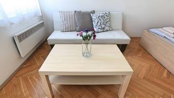 1 habitación, insonorización y tabla de planchar con plancha