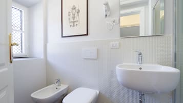 Deluxe Double Room | Bathroom | Shower, free toiletries, bidet, towels