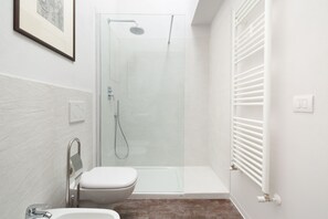 Phòng đôi Deluxe | Phòng tắm | Buồng tắm vòi sen, đồ dùng nhà tắm miễn phí, chậu vệ sinh/vòi rửa