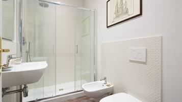 Deluxe-Doppelzimmer | Badezimmer | Dusche, kostenlose Toilettenartikel, Bidet, Handtücher