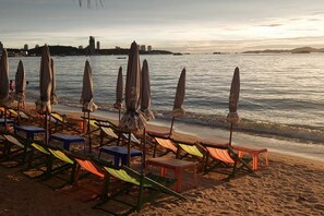 On the beach - Charming Inn Hotel (Pattaya)