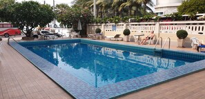 Outdoor pool, pool umbrellas, pool loungers - Charming Inn Hotel (Pattaya)