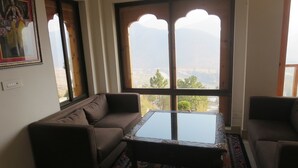 Una sala de estar con sofá, mesa de centro y vistas por la ventana.