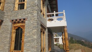 Un edificio con fachada de piedra y balcones de madera.