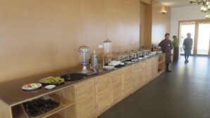Montaje de bufé con diferentes alimentos y utensilios de servicio.