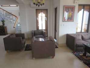 Lobby sitting area - Zhingkham Resort (Punakha)