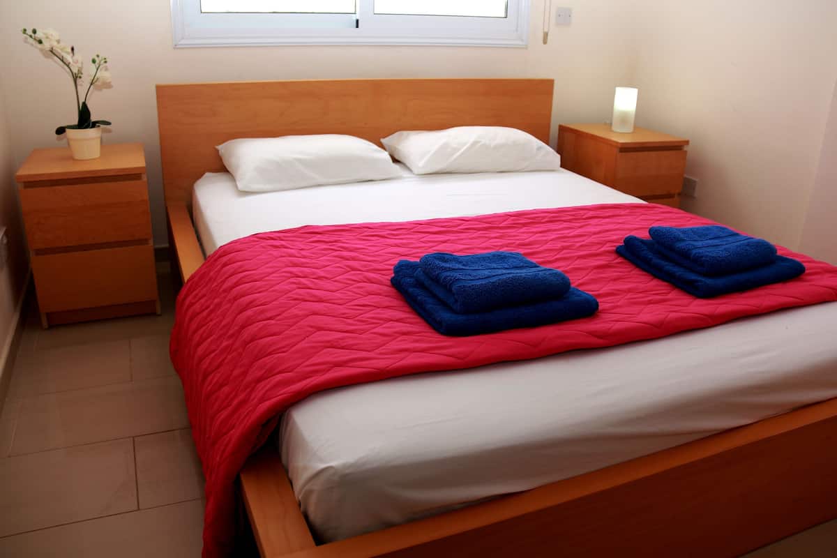 Appartement, 2 slaapkamers | 2 slaapkamers, een bureau, een strijkplank/strijkijzer