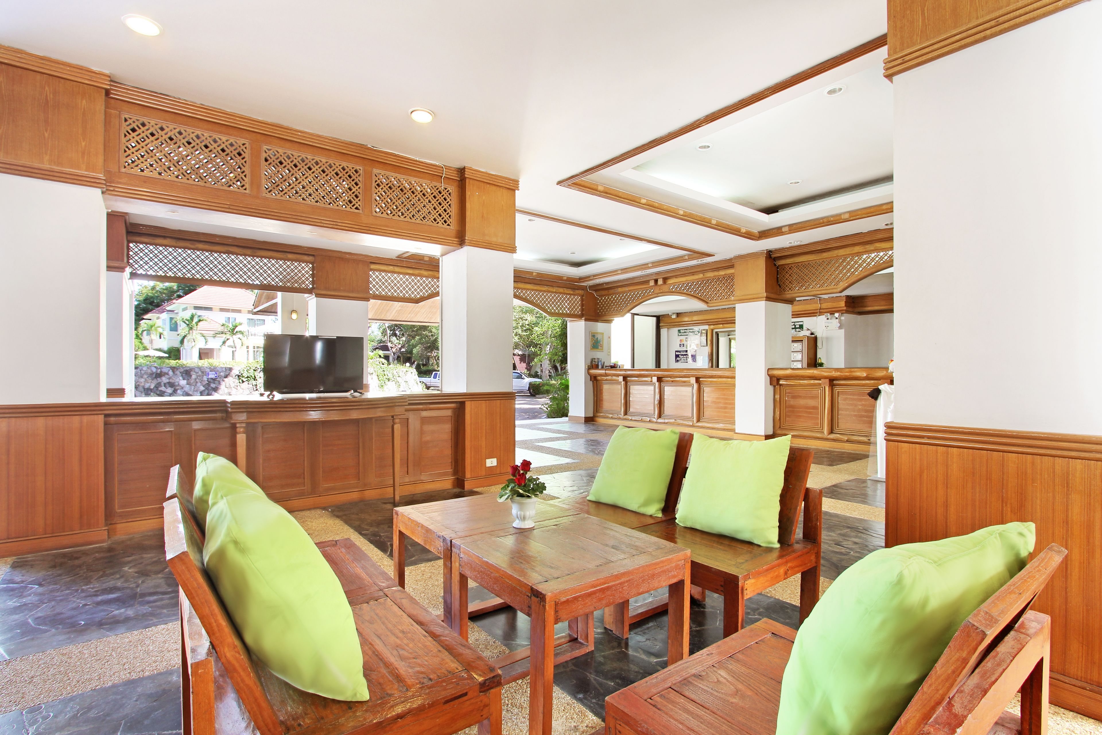 Un vestíbulo amplio con muebles de madera y vistas al exterior.