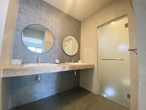 Combined shower/bathtub, free toiletries, towels, soap - Rayong Chalet Resort (Klaeng)