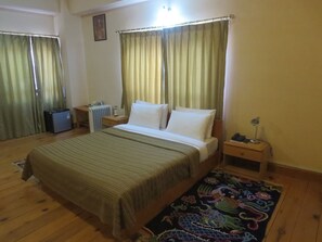 标准双人房或双床房 | 客房内保险箱、折叠床/加床（额外收费）、免费 WiFi