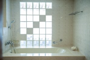 Superior Suite  | Deep-soaking bathtub - Lido Beach Hotel Pattaya (Pattaya)