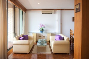 2 Bedrooms Family Suite  | Área de estar | TV