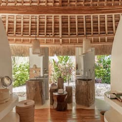 Room (Putri Kasambi) | Bathroom | Separate tub and shower, deep soaking tub, rainfall showerhead