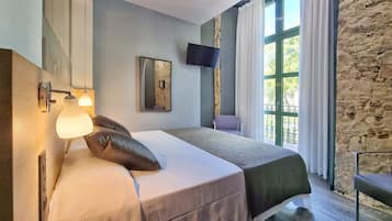 Double Exterior Comfort Room with Square/Street View | Caja fuerte, escritorio, espacio para trabajar con un portátil