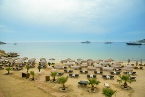On the beach, sun-loungers, beach umbrellas, beach towels - Thalassa Boutique Hotel - Adults Only (Mykonos)