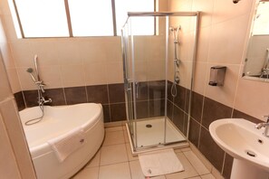 Een douche, een regendouche, gratis toiletartikelen, handdoeken
