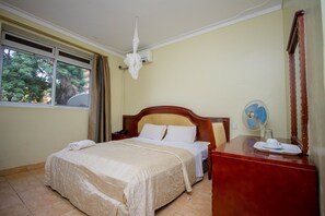 Deluxe Twin Room | In-room safe, desk, soundproofing, free WiFi - Emerald Hotel (Kampala)