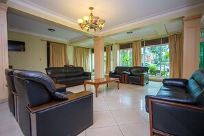 Lobby sitting area - Emerald Hotel (Kampala)