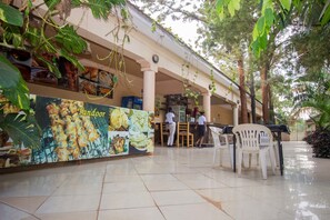 Bar (on property) - Emerald Hotel (Kampala)