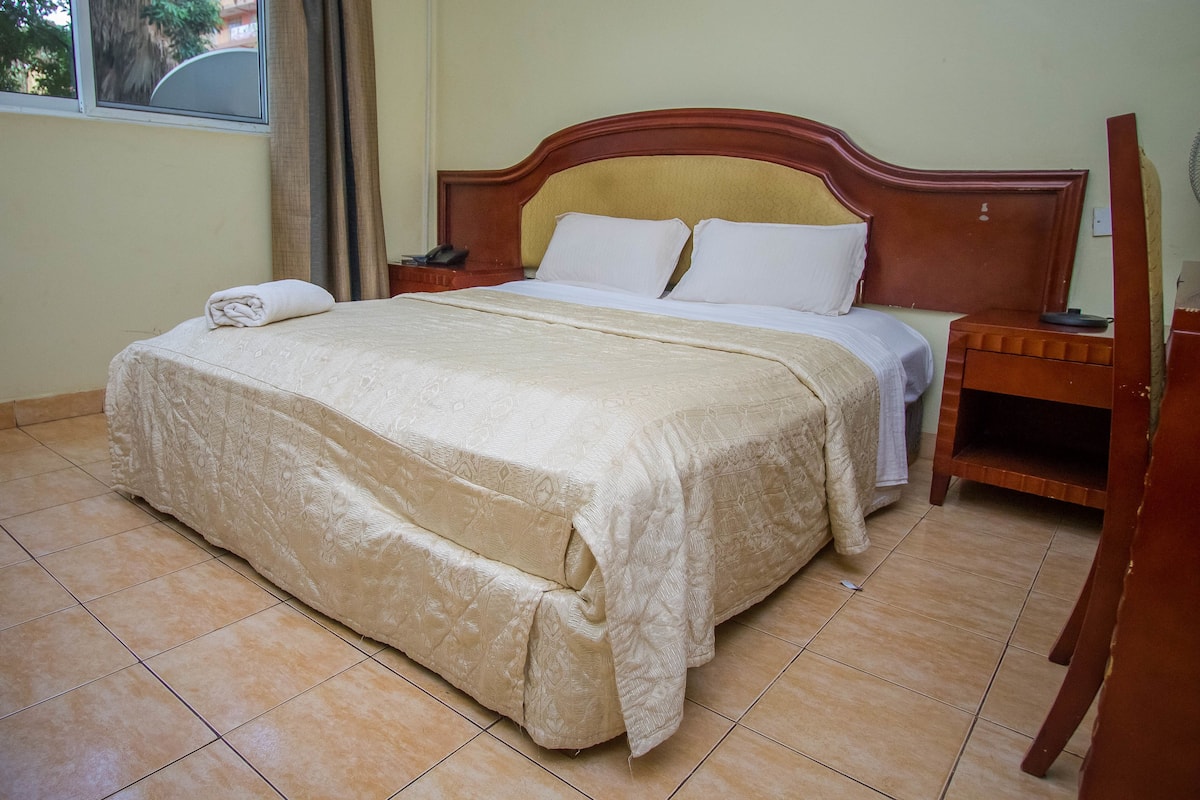 Quarto duplo luxo | Cofres nos quartos, escrivaninha, quartos à prova de som
