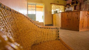 Un sofá de mimbre en una habitación con paredes y mostrador de madera.