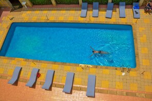 Una piscina al aire libre